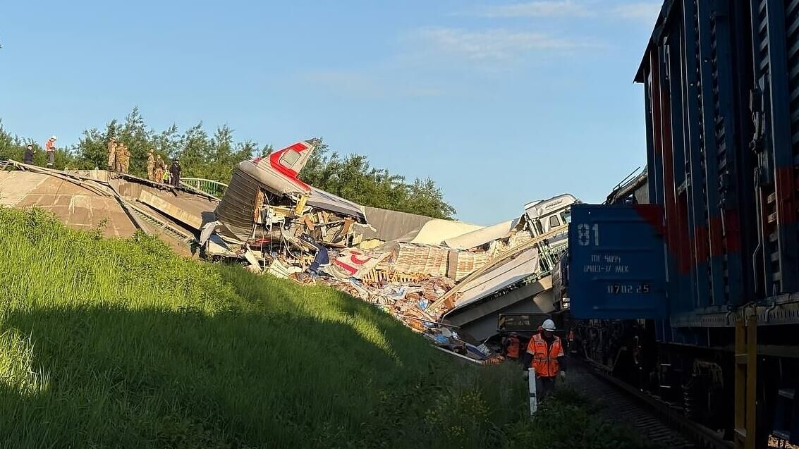 Один из вагонов поезда Климов - Москва, раздавленный обрушившимся мостом в Брянской области