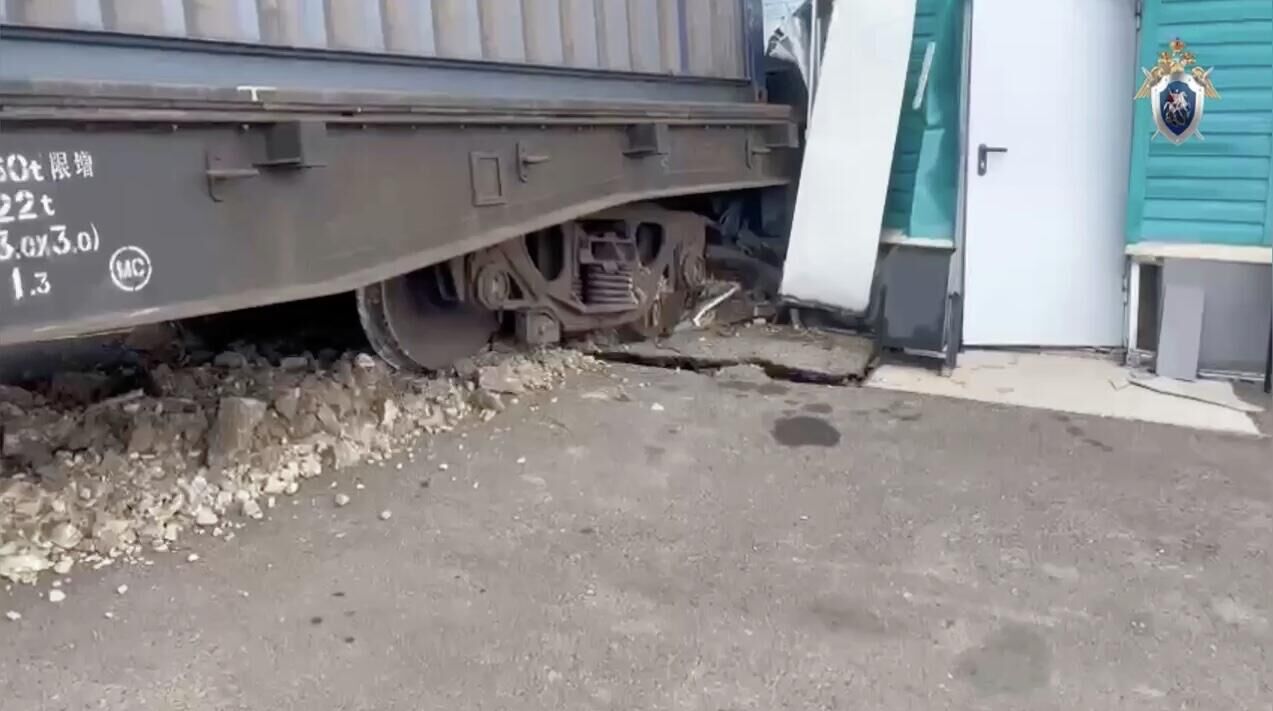 На месте схода вагонов с пути на станции Забайкальск в Забайкальском крае