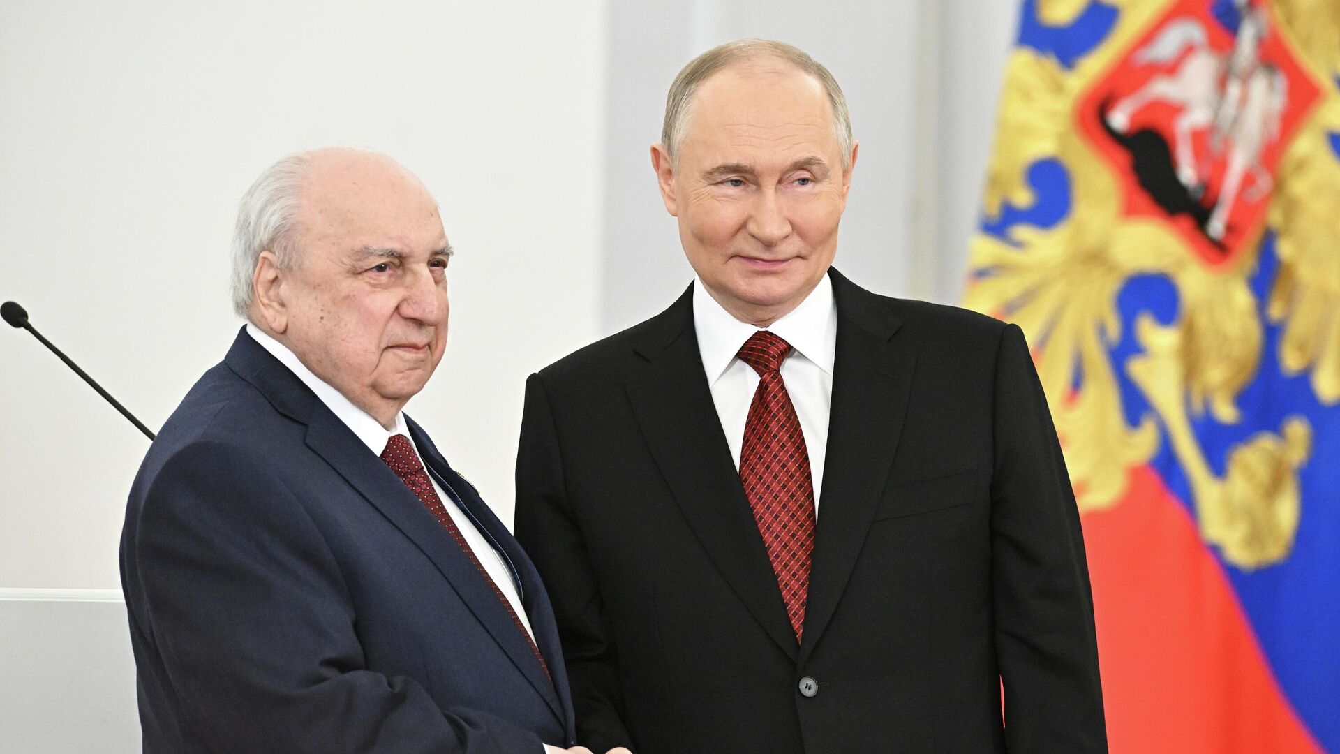Президент РФ Владимир Путин и лауреат Государственной премии 2024 года за выдающиеся достижения в области гуманитарной деятельности научный руководитель Института всеобщей истории Российской академии наук Александр Чубарьян. 12 июня 2025