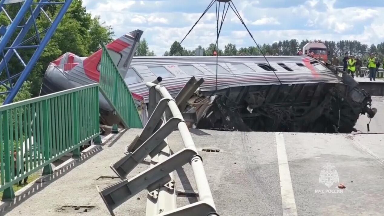 Аварийно-спасательные работы на месте обрушения моста в Брянской области