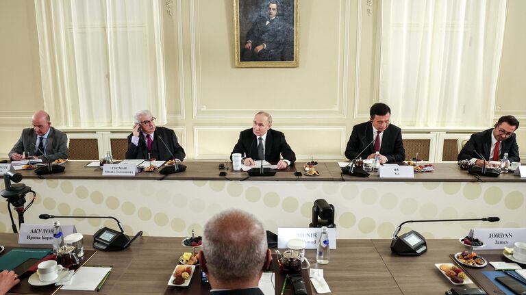 Президент России Владимир Путин на встрече с руководителями международных информационных агентств в Санкт-Петербурге