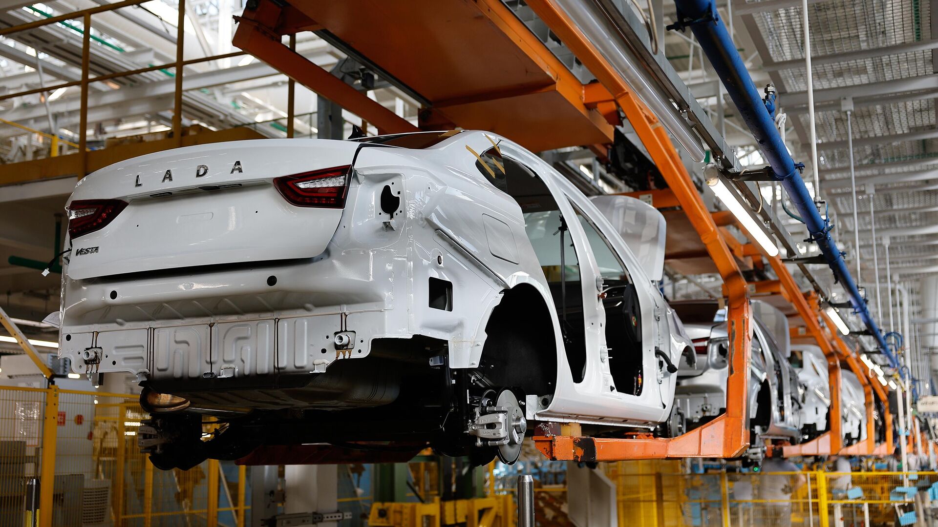 Производство автомобилей ЛАДА на заводе российского автопроизводителя АвтоВАЗ в Тольятти