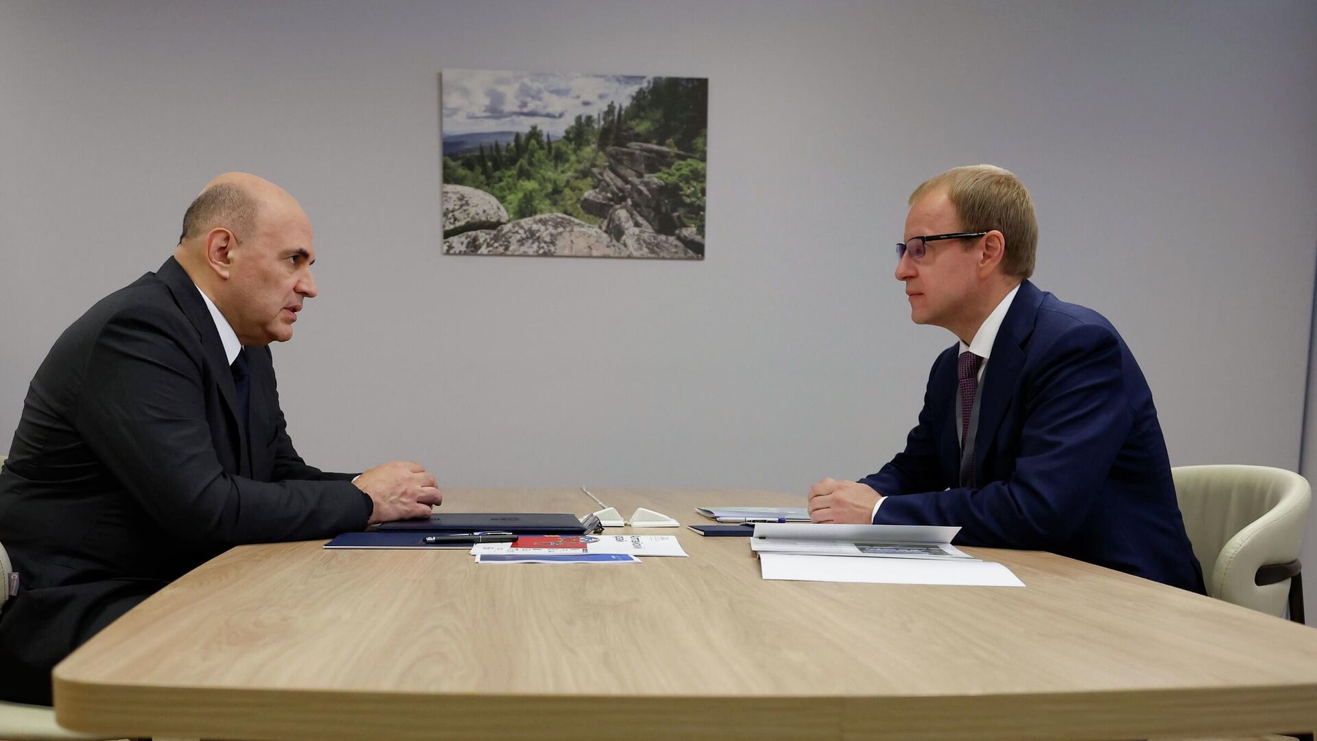 Председатель правительства РФ Михаил Мишустин и губернатор Алтайского края Виктор Томенко во время встречи. 26 июля 2025