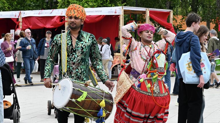 Музыканты Посетители на 10-м фестивале День Индии в Южном ландшафтном парке Остров Мечты в Москве