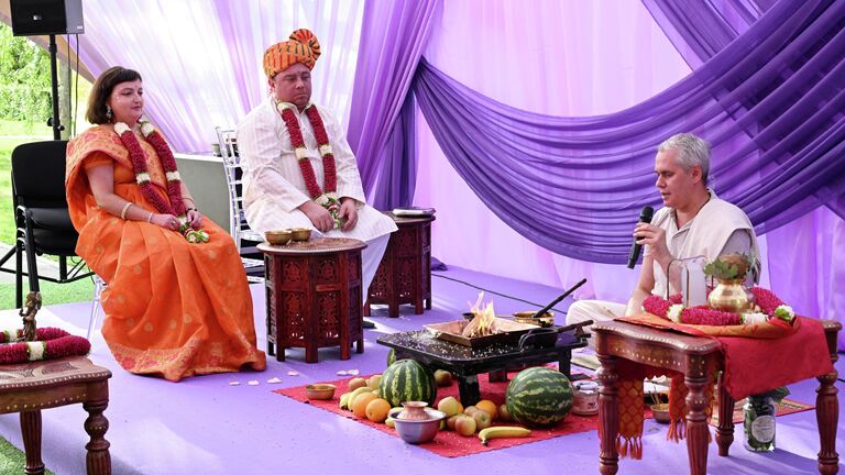 Свадебная церемония на 10-м фестивале День Индии в Южном ландшафтном парке Остров Мечты в Москве