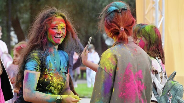 Посетители на фестивале День Индии в Москве