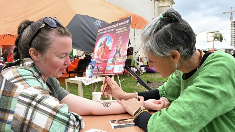 Нанесение временных узоров на кожу с помощью натуральной хны на фестивале День Индии