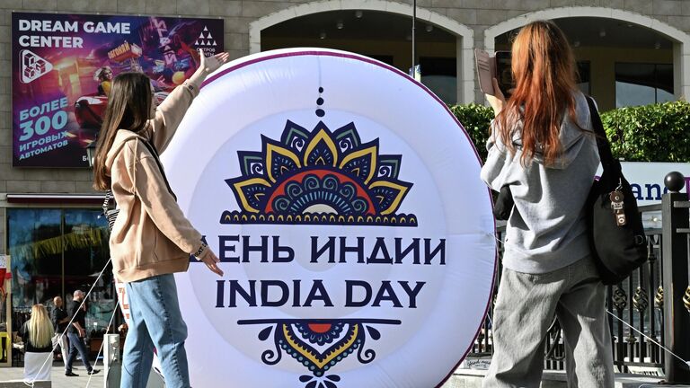 Посетители на 10-м фестивале День Индии в Южном ландшафтном парке Остров Мечты в Москве