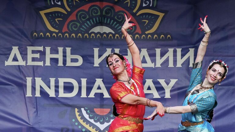 Выступление танцевальных коллективов на 10-м фестивале День Индии в Южном ландшафтном парке Остров мечты в Москве