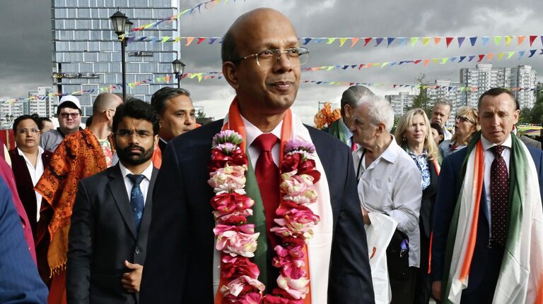 Чрезвычайный и полномочный посол Индии в РФ Винай Кумар на 10-м фестивале День Индии в Южном ландшафтном парке Остров Мечты в Москве