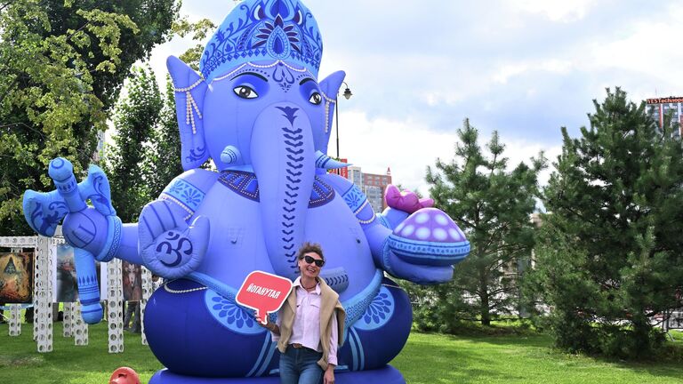 Посетительница на 10-м фестивале День Индии в Южном ландшафтном парке Остров Мечты в Москве