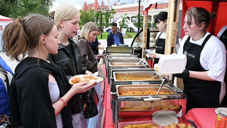 Посетители на десятом фестивале День Индии в южном ландшафтном парке Остров Мечты в Москве