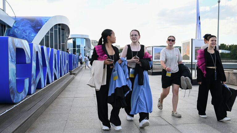 Прохожие на набережной во Владивостоке