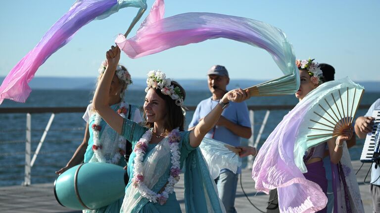 Выступление артистов на набережной Спортивной гавани во Владивостоке