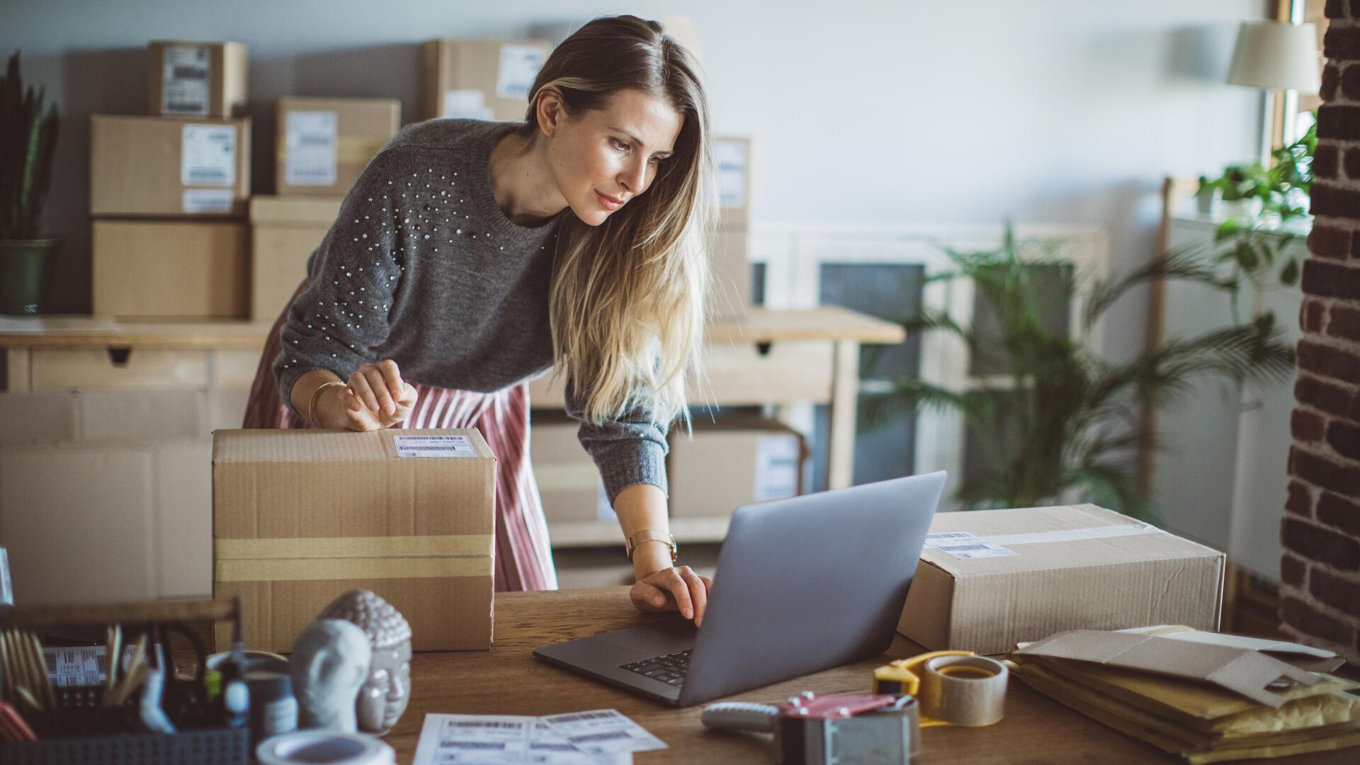 Девушка с товаром