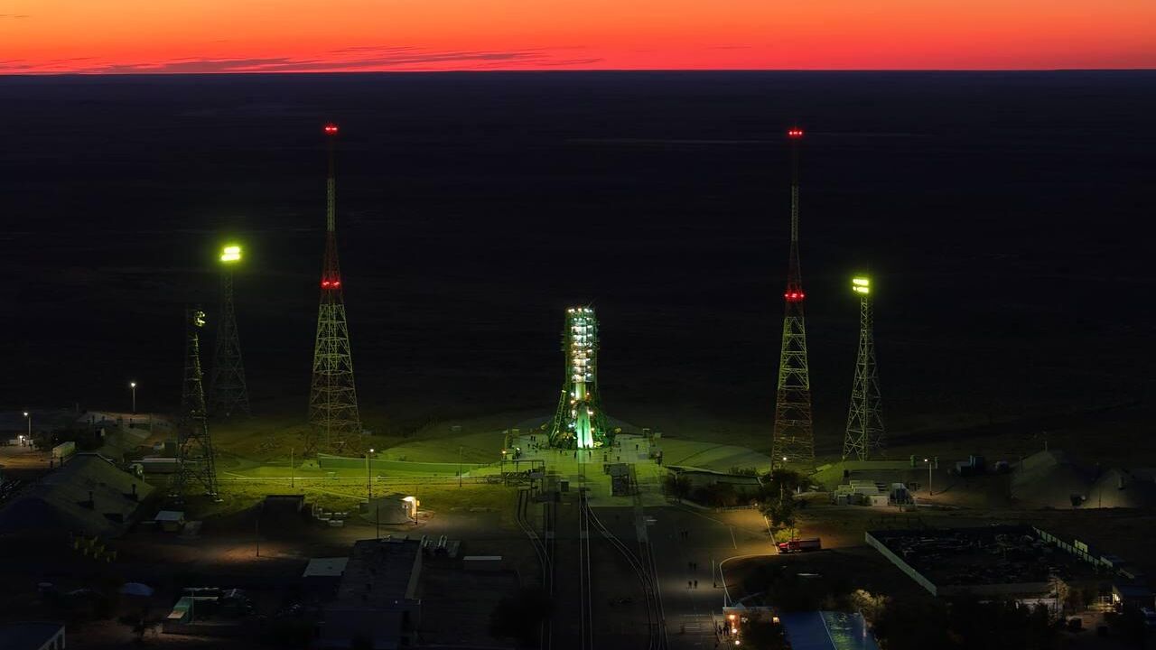 Ракета Союз-2.1а с грузовым кораблем Прогресс МС-32 на стартовой площадке космодрома Байконур