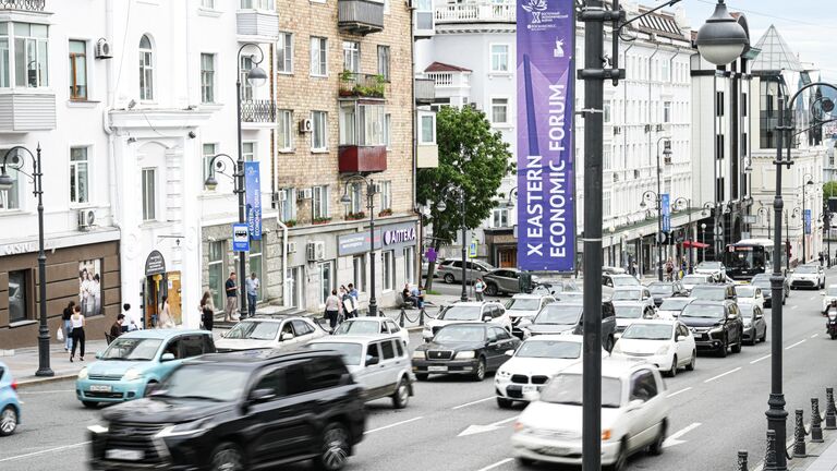 Информационные баннеры Восточного экономического форума на Океанском проспекте во Владивостоке