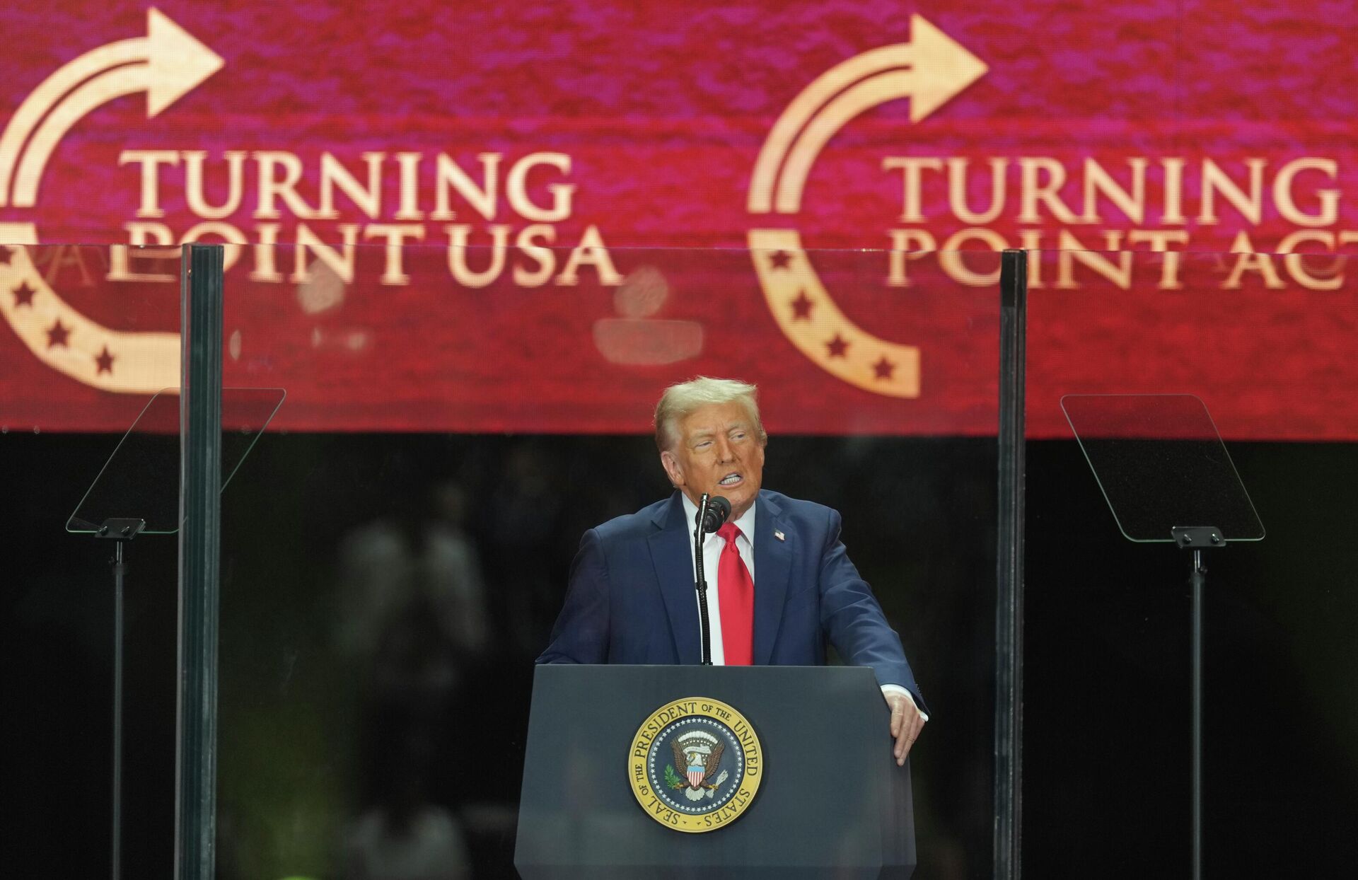 Президент США Дональд Трамп выступает на панихиде по погибшему консервативному политику и активисту Чарли Кирку