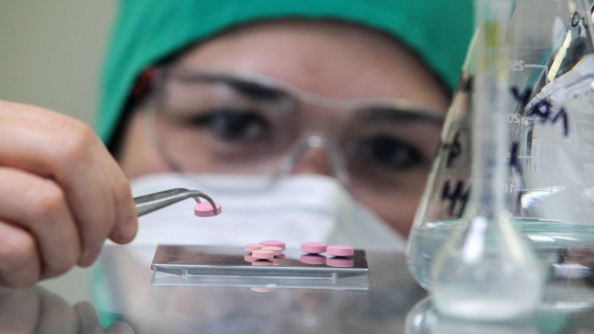 Сотрудница в одной из лабораторий фармацевтического завода