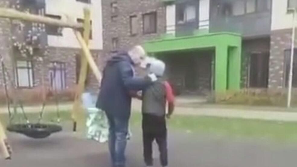 Кадр видео, на котором мужчина наносит удары несовершеннолетнему мальчику в жилищном комплексе Алхимово в Москве