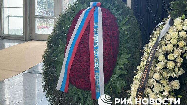 Президент РФ Владимир Путин прислал венок на церемонию прощания с телеведущим Юрием Николаевым