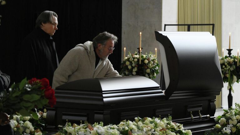 Генеральный директор Первого канала, продюсер Константин Эрнст и актер Леонид Ярмольник на церемонии прощания с телеведущим Юрием Николаевым в Москве