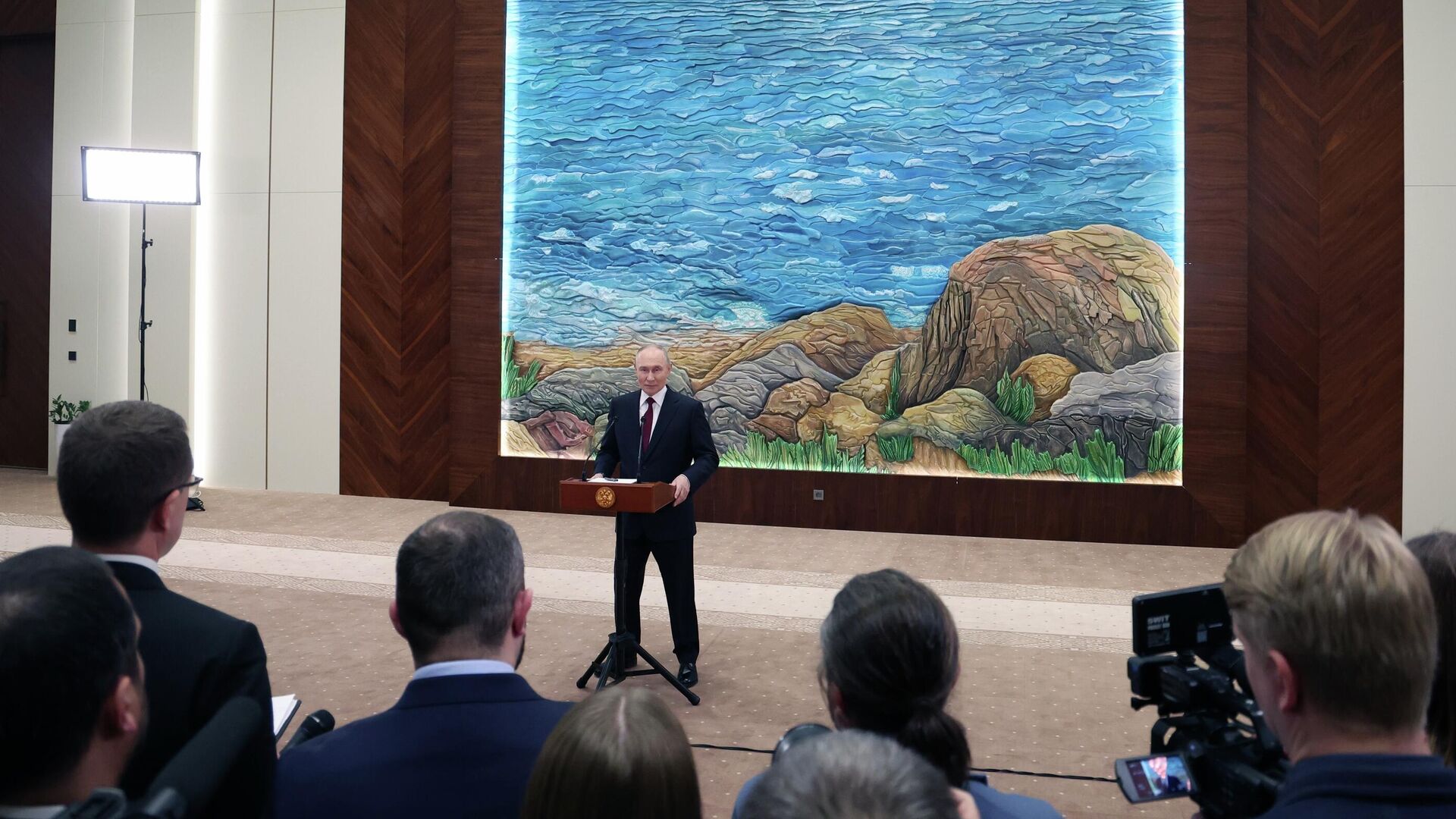 Президент РФ Владимир Путин во время подхода к представителям российских СМИ