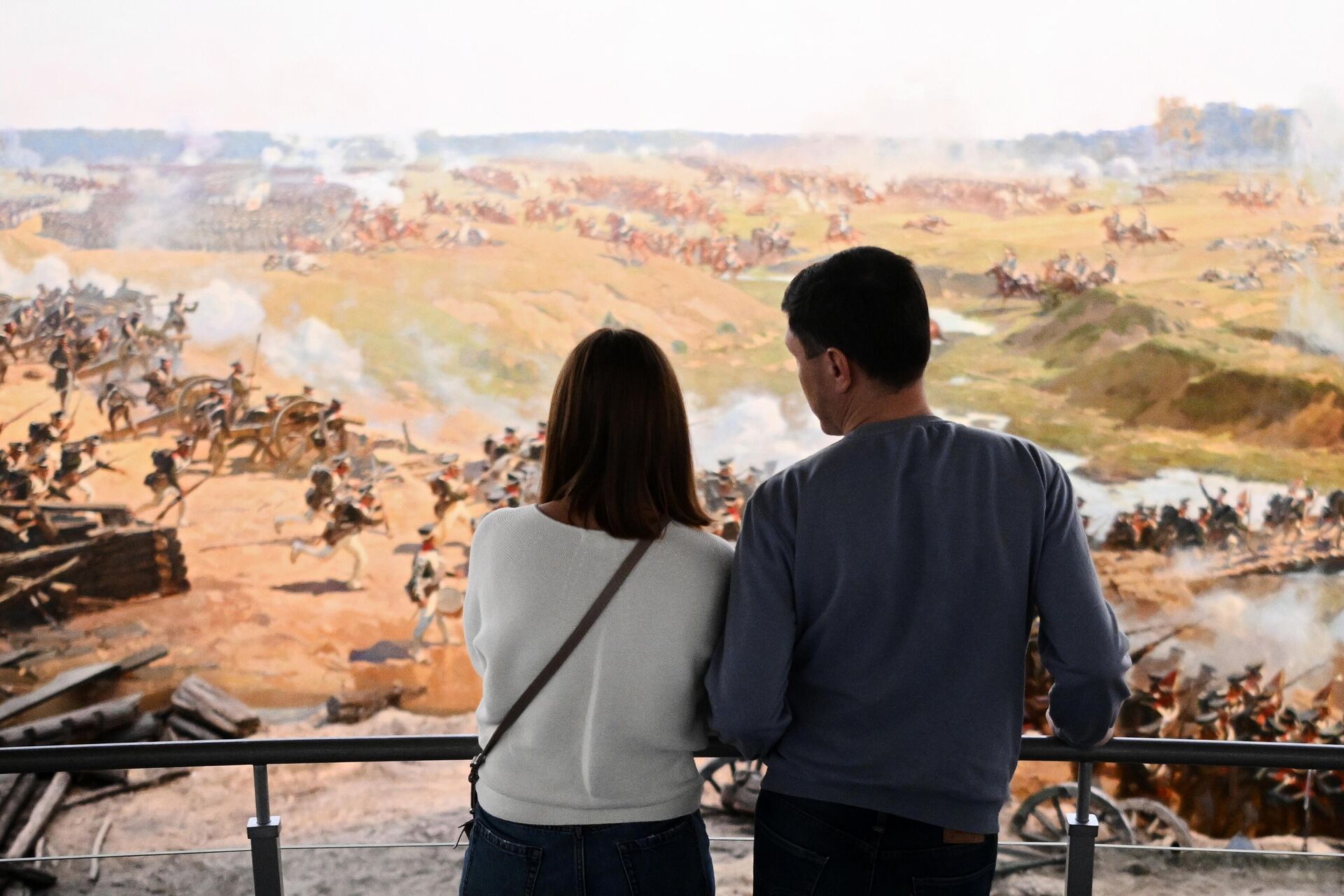 Посетители на исторической экскурсии в Музее-панораме Бородинская битва