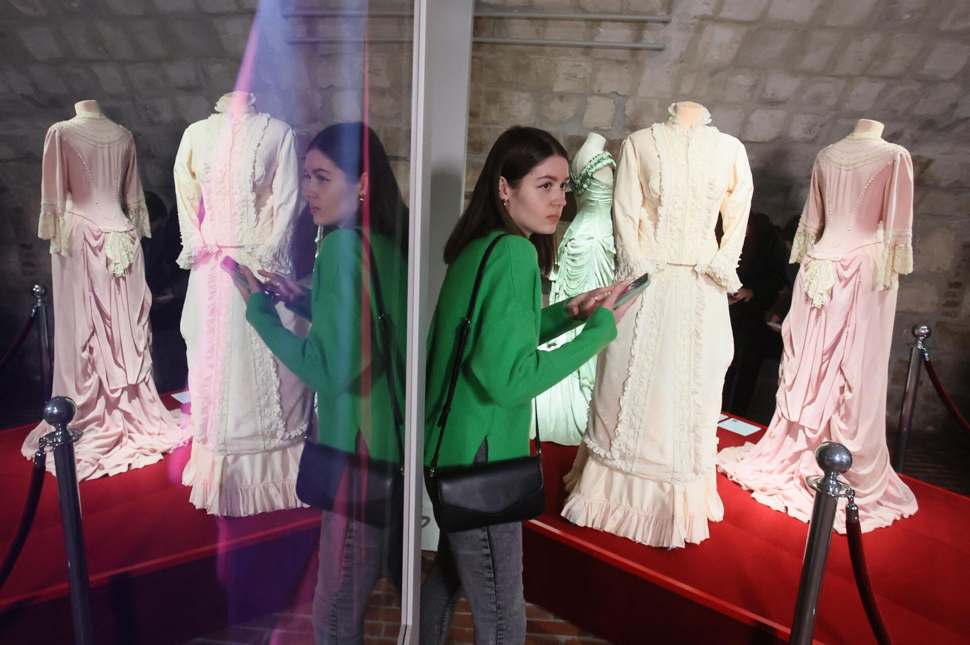 Посетительница на выставке в Старом Английском дворе