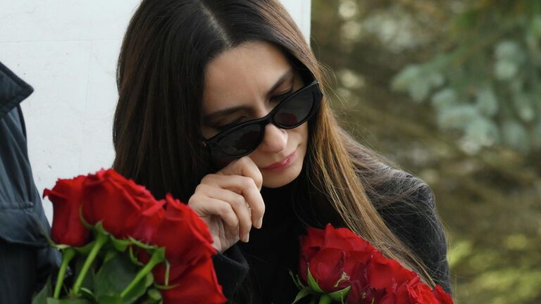 Певица Зара на церемонии прощания с телеведущим Юрием Николаевым на Троекуровском кладбище в Москве