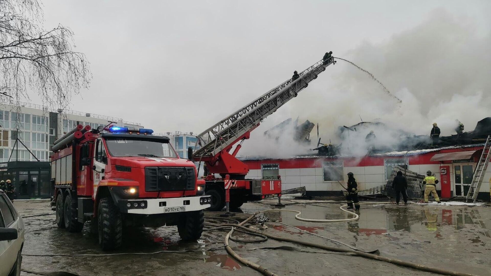 Ликвидация пожара в пекарне рядом с магазином Магнит в Сургуте