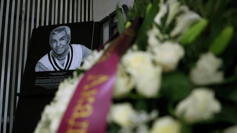 Портрет телеведущего Юрия Николаева на церемонии прощания с ним в похоронном доме Троекурово в Москве