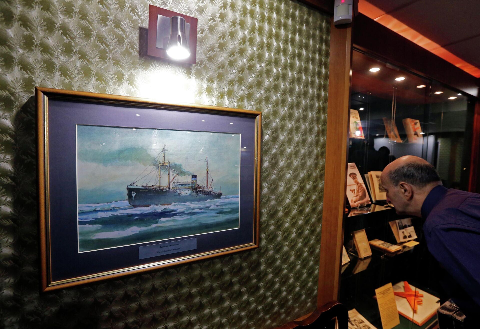 Посетитель рассматривает экспонаты на борту ледокола Красин в Санкт-Петербурге