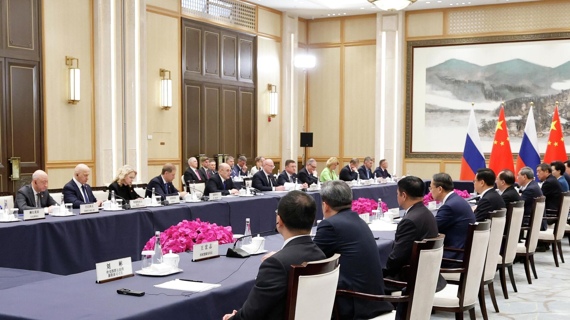 Председатель правительства РФ Михаил Мишустин и премьер Государственного совета Китая Ли Цян на 30-й регулярной встрече глав правительств РФ и КНР в Ханчжоу
