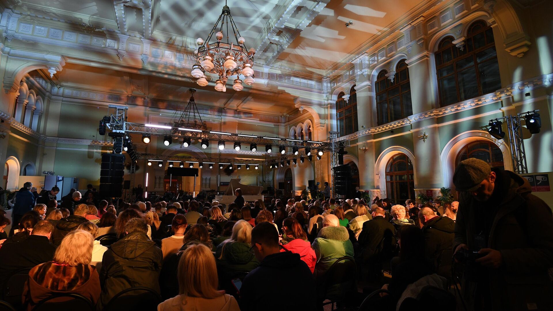 Посетители собрались в зале ожидания Рижского вокзала в Москве на концерт в рамках всероссийской ежегодной акции Ночь искусств — 2024