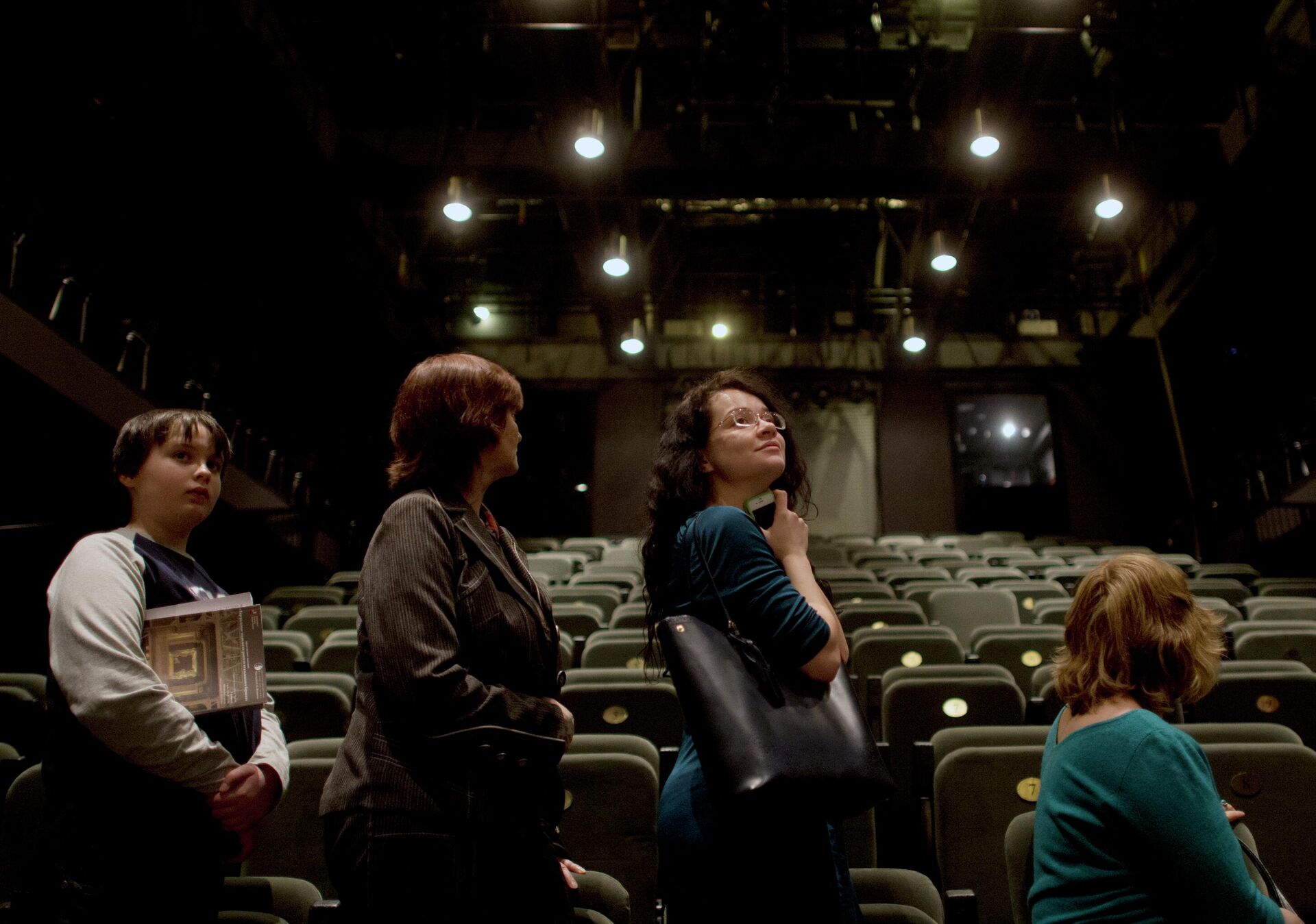 Посетители в зрительном зале театра Мастерская Петра Фоменко