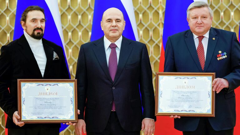 Председатель правительства РФ Михаил Мишустин, скульптор, член Российского военно-исторического общества Виталий Шанов и соавтор, член Российского военно-исторического общества Николай Овсиенко на церемонии вручения премий Правительства РФ 2025 года в области культуры
