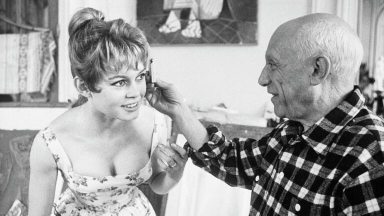 Художник Пабло Пикассо изучает пропорции головы Брижит Бардо