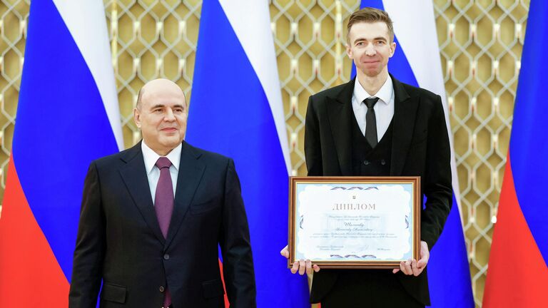 Председатель правительства РФ Михаил Мишустин и артист драмы Тамбовтеатра Вячеслав Шолохов на церемонии вручения премий Правительства РФ 2025 года в области культуры