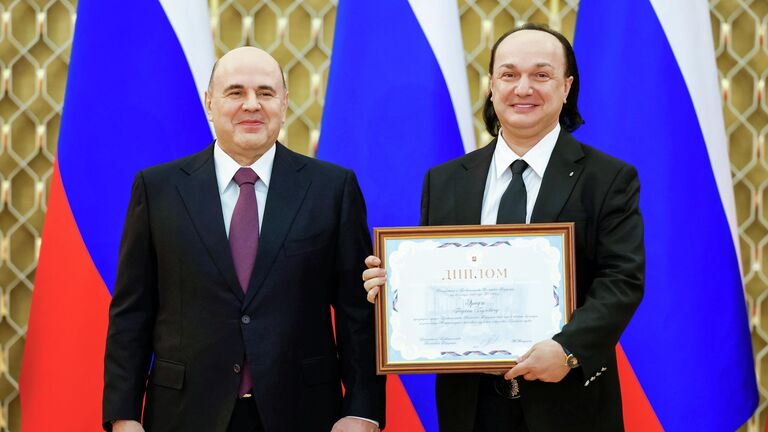 Председатель правительства РФ Михаил Мишустин и артист-дрессировщик диких зверей, художественный руководитель - главный режиссер Королевского цирка Георгий Эрадзе на церемонии вручения премий Правительства РФ 2025 года в области культуры