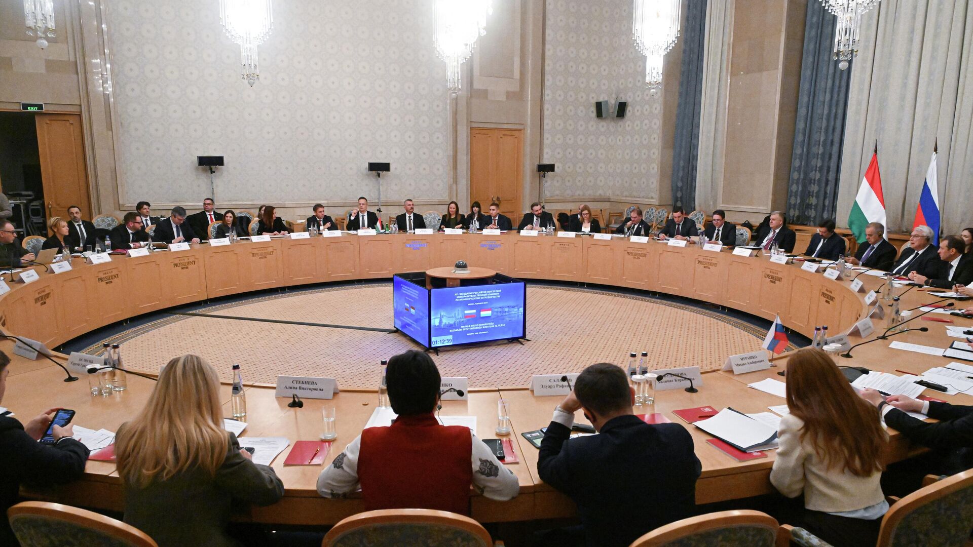 Участники 16-го заседания Российско-Венгерской межправительственной комиссии по экономическому сотрудничеству. 9 декабря 2025