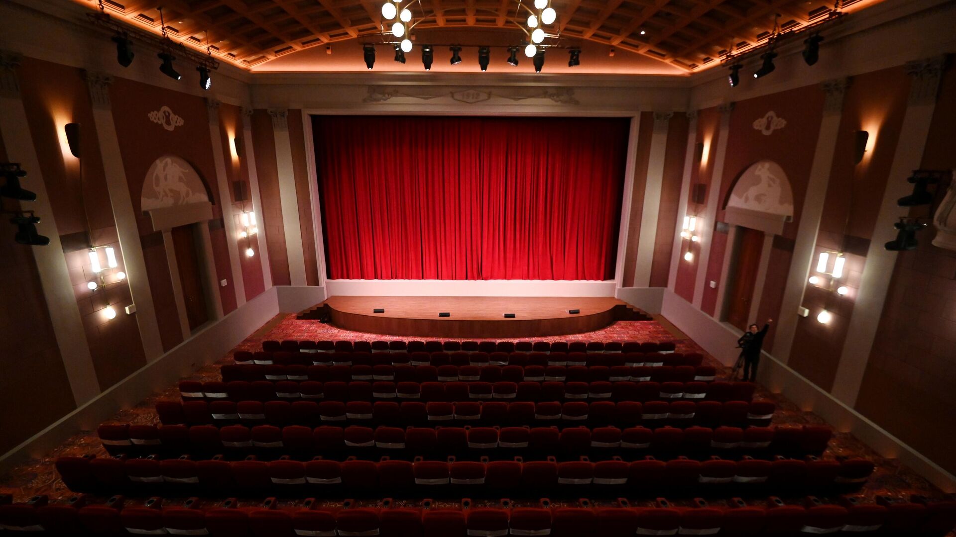 Зрительный зал кинотеатра Художественный на Арбатской площади в Москве