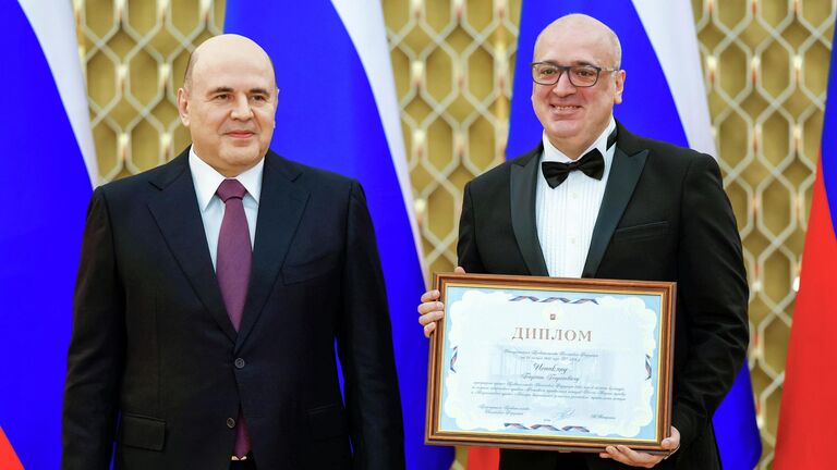 Председатель правительства РФ Михаил Мишустин и художественный руководитель Московского государственного академического детского музыкального театра имени Н.И. Сац Георгий Исаакян на церемонии вручения премий Правительства РФ 2025 года в области культуры