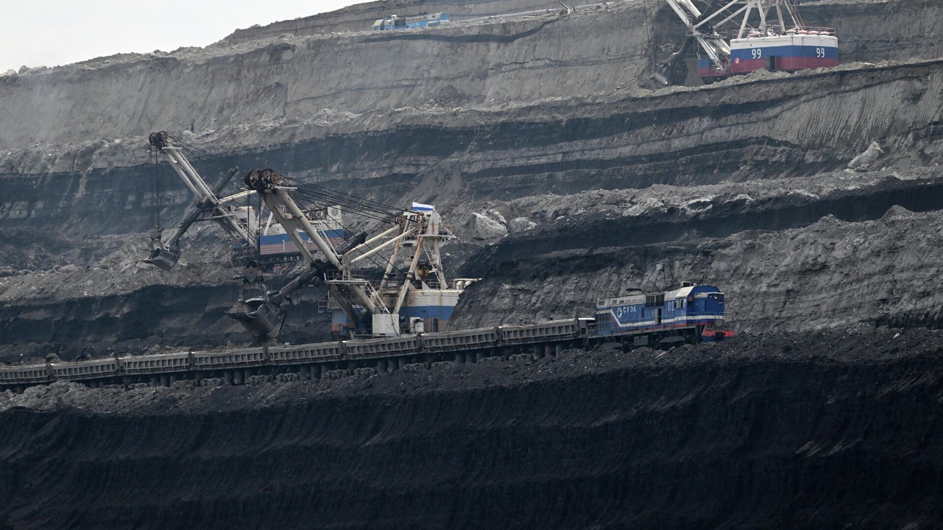 Вскрышные работы на крупнейшем в России Бородинском угольном разрезе компании СУЭК возле города Бородино в Красноярском крае