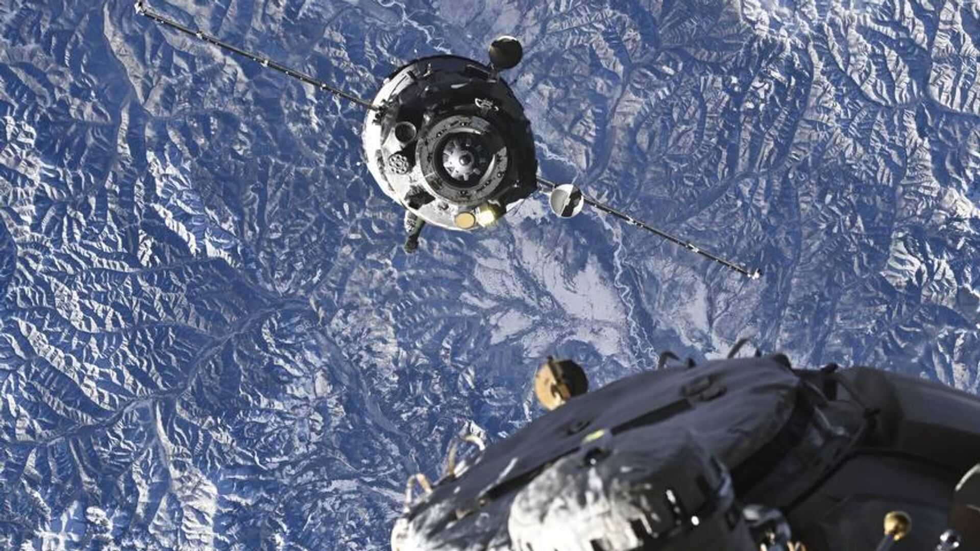 Расстыковка корабля Союз МС-27