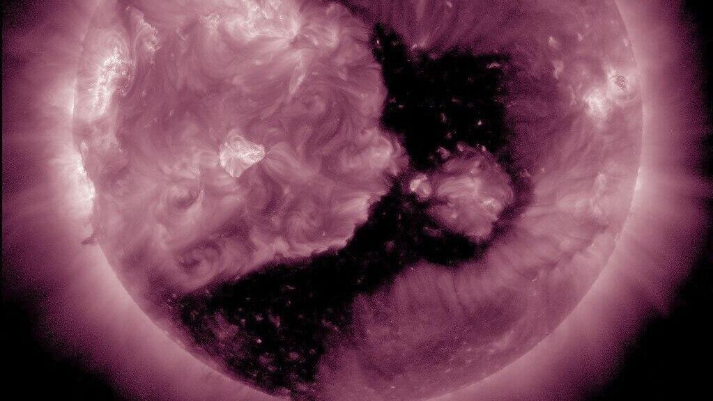 Поток солнечного ветра из появившейся на Солнце корональной дыры