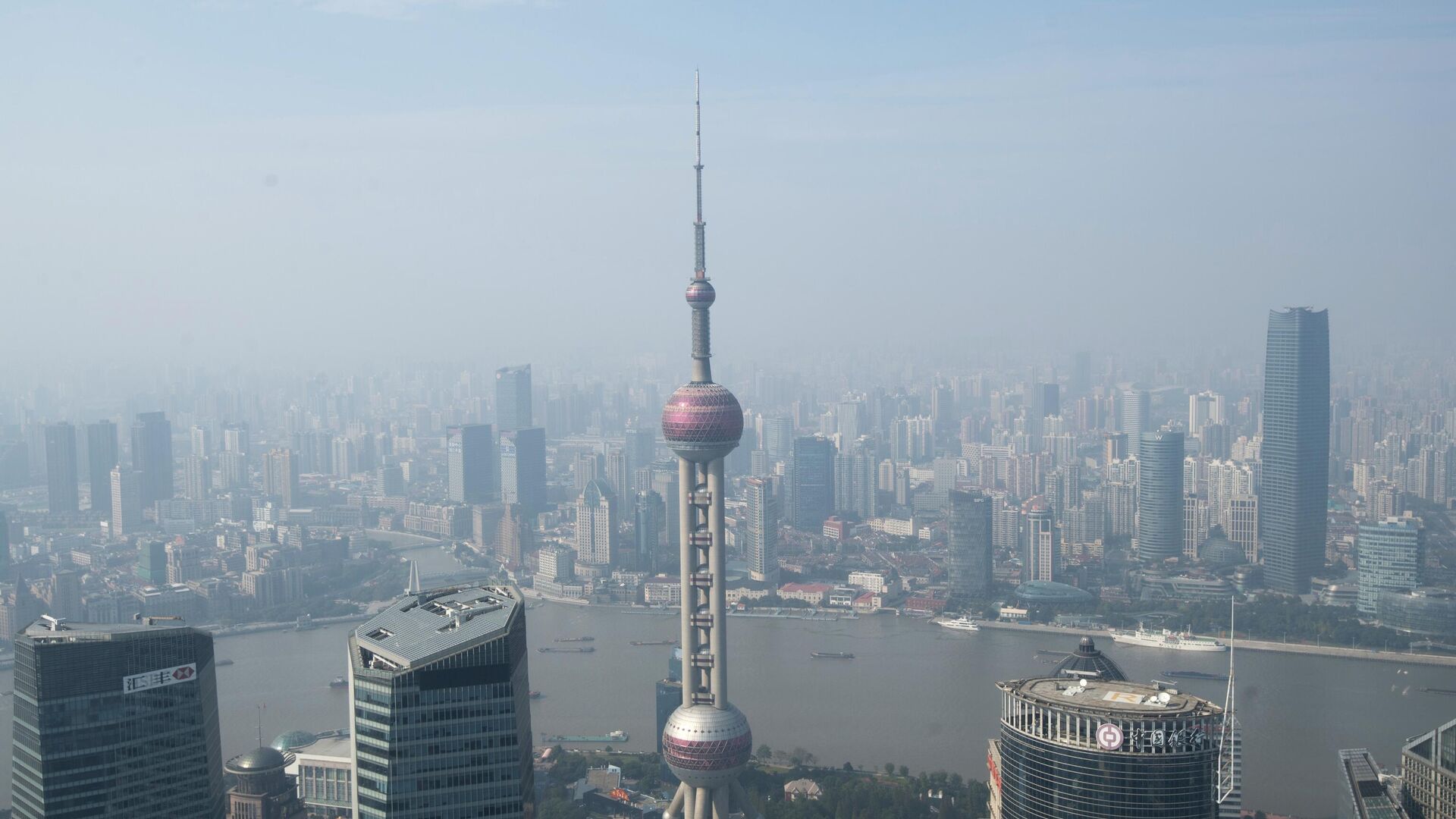 Вид со смотровой площадки Шанхайской башни в районе Пудун в Шанхае