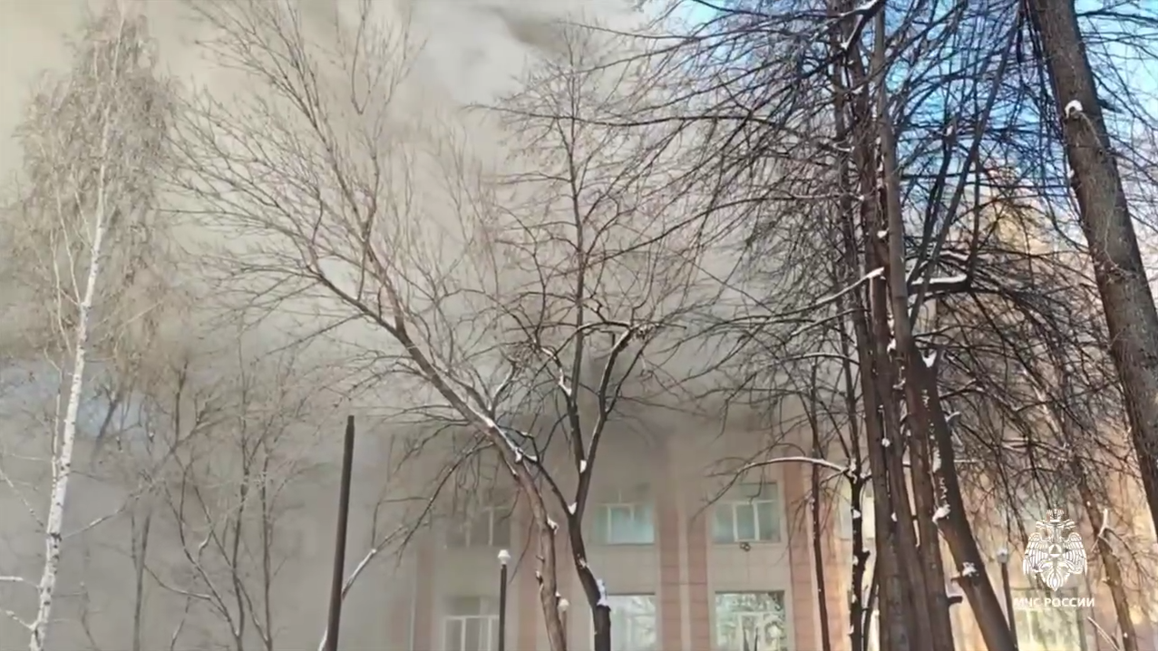 Ликвидация пожара в педагогическом колледже Новосибирска сотрудниками МЧС. Кадр из видео