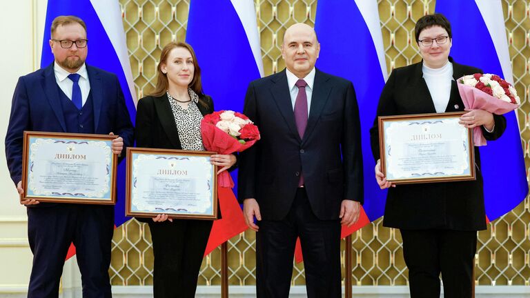 Председатель правительства РФ Михаил Мишустин, заместитель исполнительного директора Фонда поддержки регионального кинематографа Союз кинематографистов РФ Дмитрий Якунин, ведущий продюсер конкурса Россия - взгляд в будущее Фонда поддержки регионального кинематографа Союз кинематографистов РФ Ольга Филонова и председатель совета Фонда поддержки регионального кинематографа Союз кинематографистов РФ Лариса Солоницына на церемонии вручения премий Правительства РФ 2025 года в области культуры