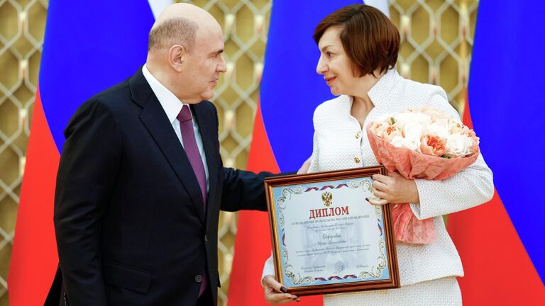 Председатель правительства РФ Михаил Мишустин и директор Государственного музея-заповедника М.Ю. Лермонтова в Ставропольском крае Ирина Сафарова на церемонии вручения премий Правительства РФ 2025 года в области культуры